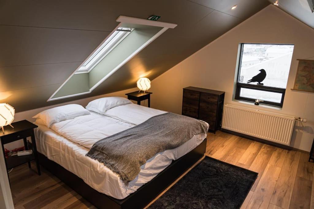 Апартаменты Scenic Penthouse - Ocean View & Skylight Windows Siglufjordur Экстерьер фото