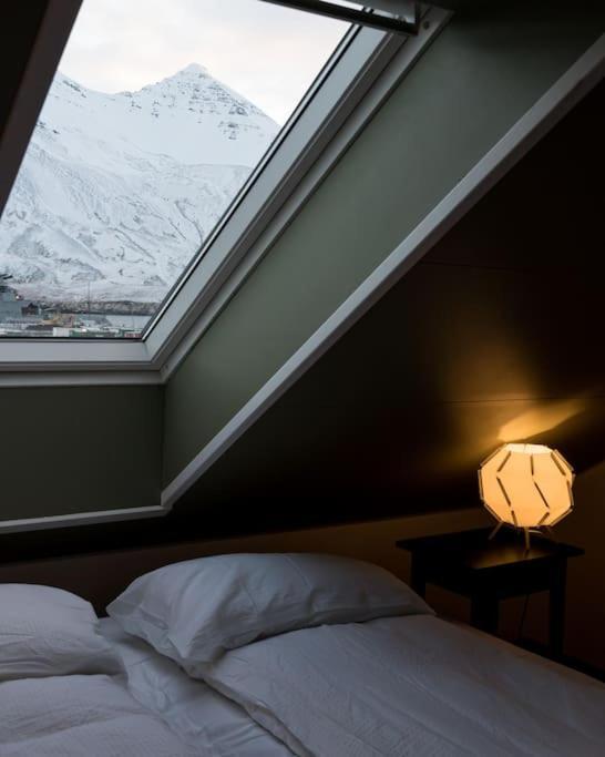 Апартаменты Scenic Penthouse - Ocean View & Skylight Windows Siglufjordur Экстерьер фото