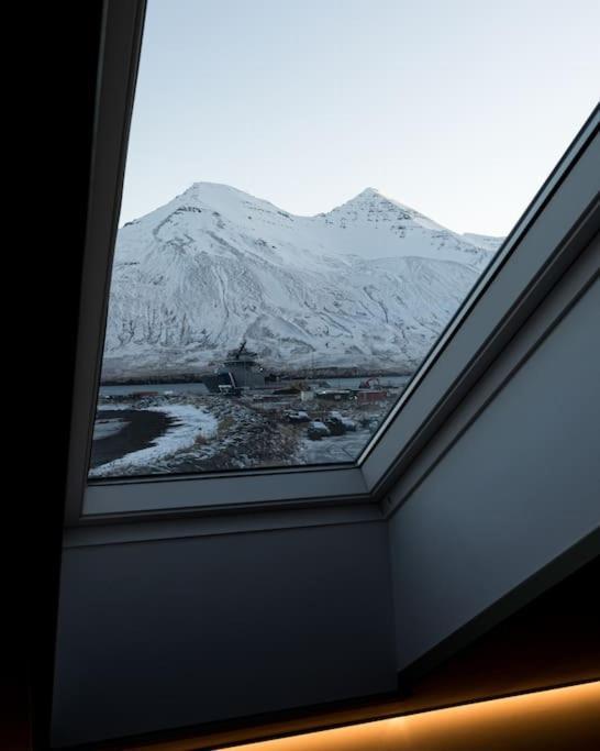 Апартаменты Scenic Penthouse - Ocean View & Skylight Windows Siglufjordur Экстерьер фото